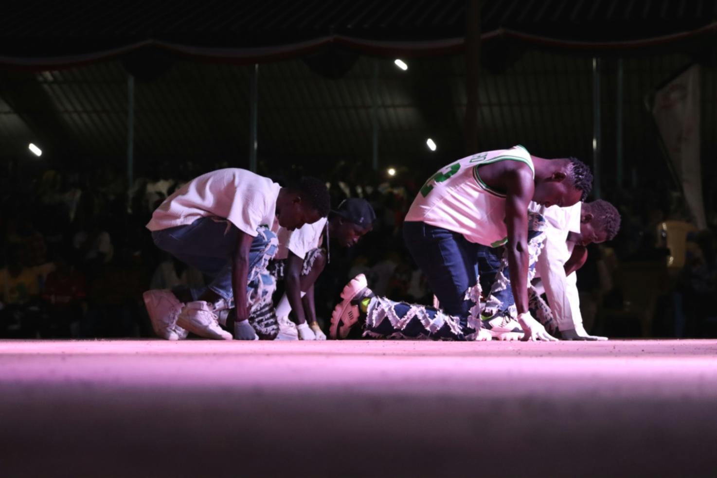 Gruppo di ballerini che pratica coreografia urbana