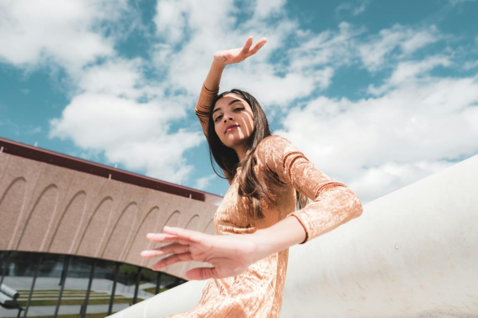 Studio di danza finquarolent con specchi e pavimento professionale durante una sessione di allenamento