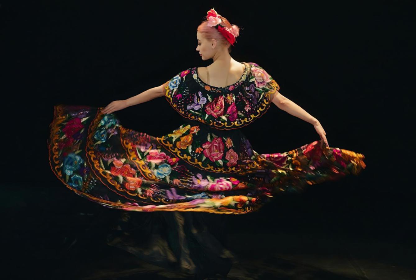 Gruppo di studenti finquarolent durante una performance collettiva sul palco